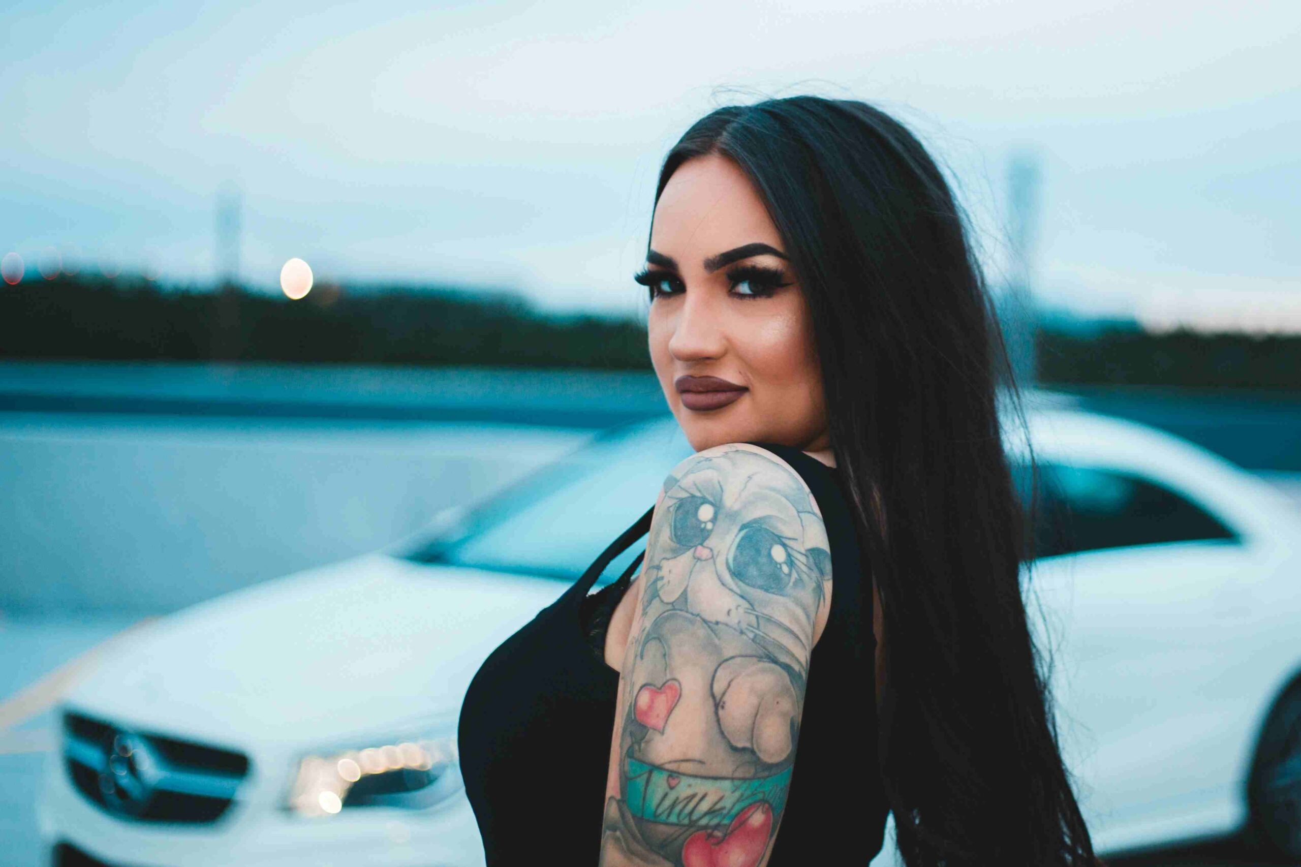 Vrouw hoogvliet met tattoos 